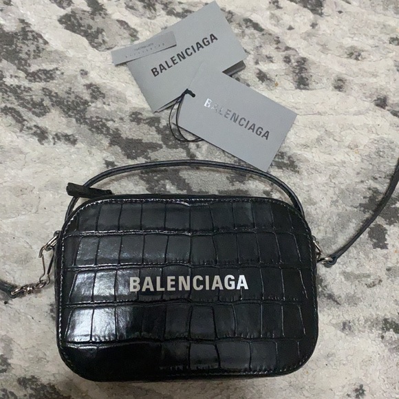 Balenciaga everyday camera bag with top handle - Picture 5 of 10